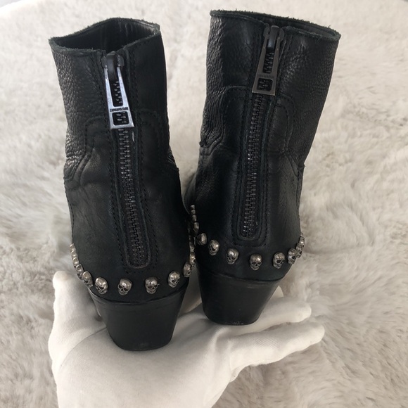 Zadig & Voltaire
Skull Leather Ankle Boots
Size: 8.5 US - Picture 7 of 16